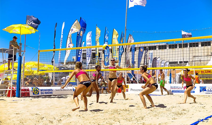 Photo de personnes jouant au beach volley un sport d'été