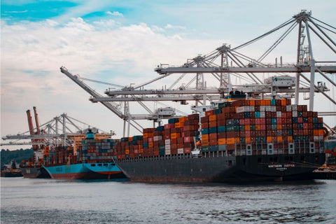 Photo d'un cargo transportant des conteneurs dans un port