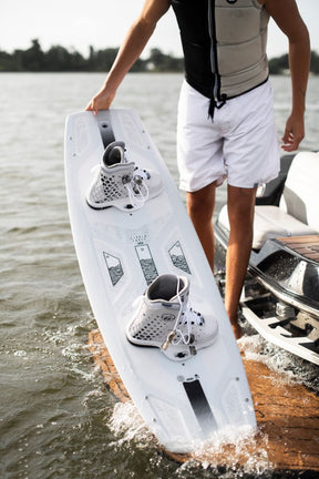 Liquid Force Unity Aero / Aero 6X White Wakeboard Package 2022