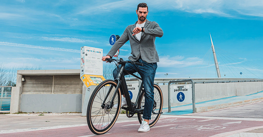 Homme faisant du vélo électrique