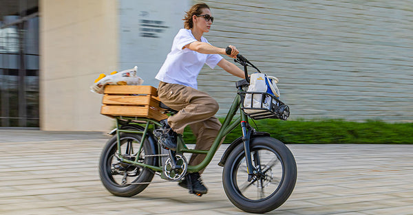 Femme faisant du vélo électrique pour faire du shopping