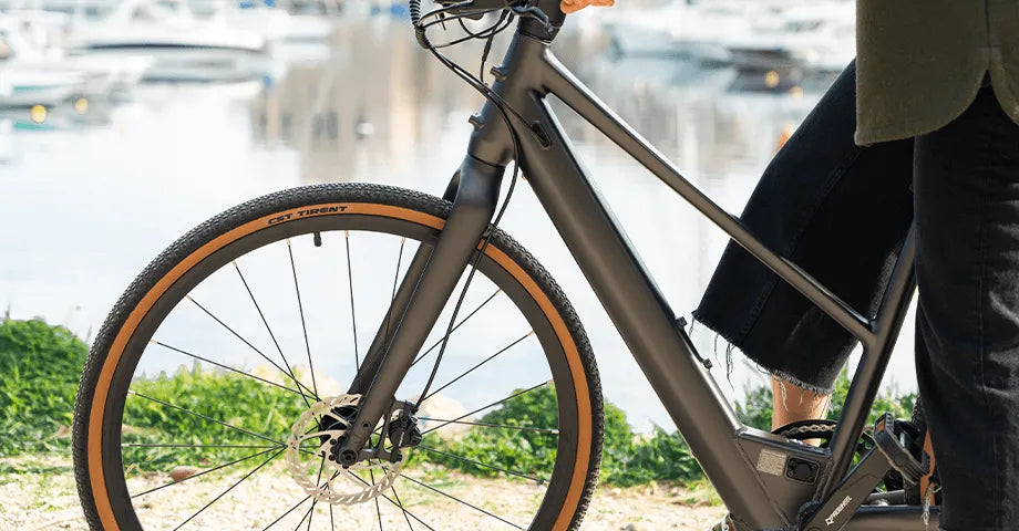 Gros plan sur la roue avant du vélo électrique Fiido C21