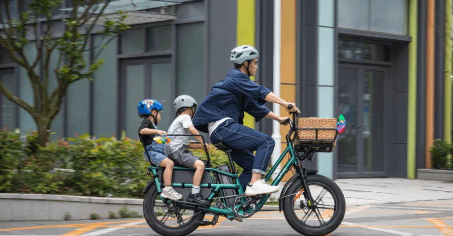 Un homme portant un casque transporte deux jeunes enfants sur un vélo électrique Fiido T2.