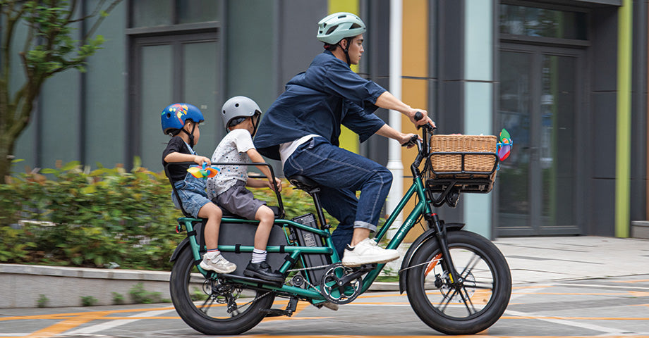 Un homme conduit un vélo électrique Fiido T2 et transporte deux enfants autour d'un coin