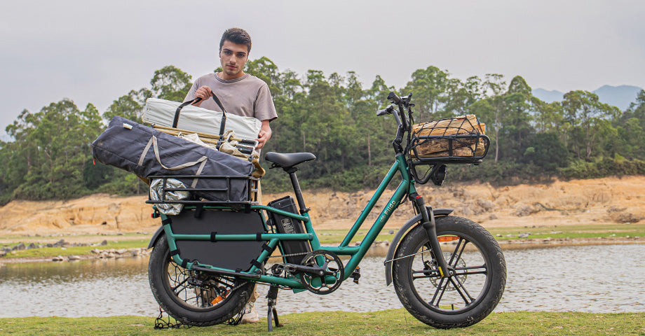Homme mettant des objets sur le porte-bagages du vélo électrique Fiido T2
