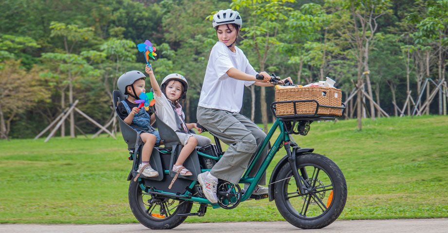 Une femme conduit un Fiido T2 Longtail cargo E-bike avec deux enfants à l'arrière.