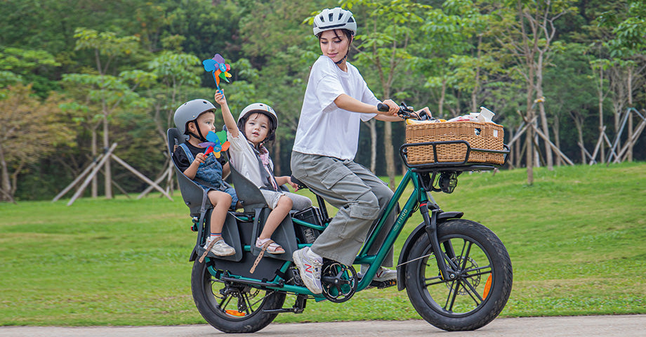 Femme conduisant un vélo électrique Fiido T2 avec deux enfants