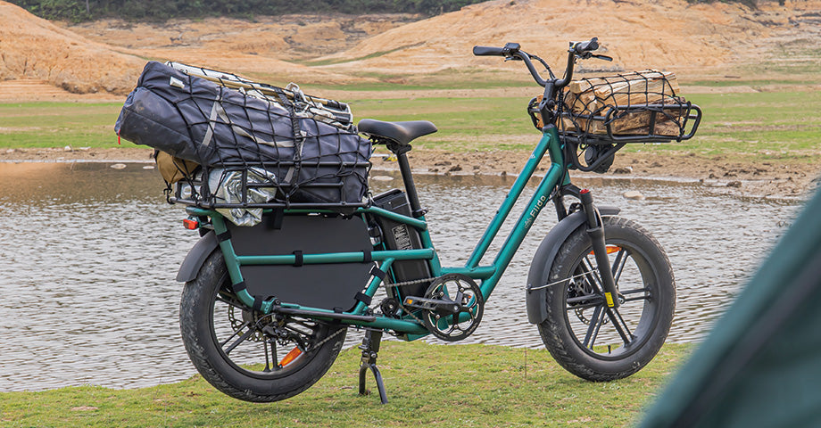 Fiido T2 garé au bord de la rivière avec des bagages