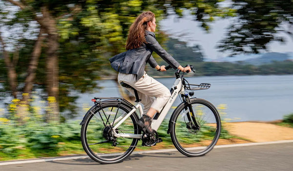 - Femme faisant du vélo électrique Fiido C11 au bord du lac