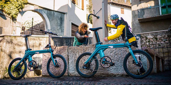 Deux vélos électriques pliants