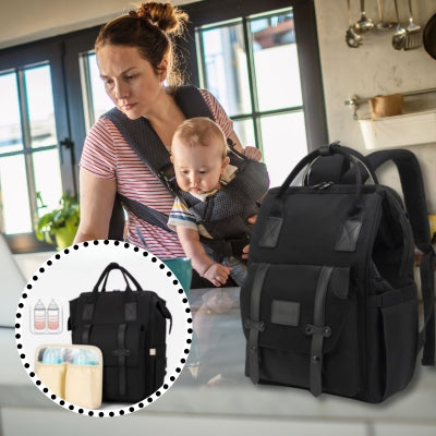 Sac à dos à langer noir posé sur l’herbe à côté d’une maman et son enfant, imperméable pour protéger les affaires par tous les temps