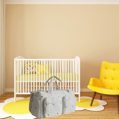 sac a langer tulipe brodee dans une chambre de creche lumineuse
