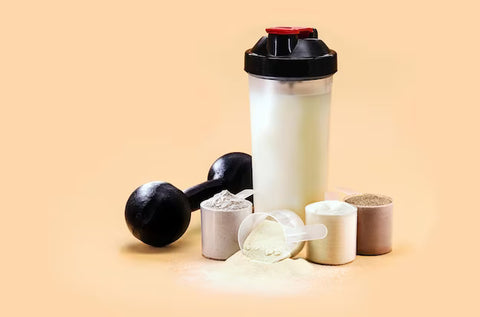 Whey protein; shaker con proteína en polvo