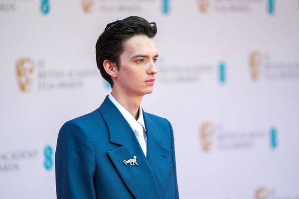 Kodi Smith McPhee au BAFTAs 2022 portant une broche Léopard