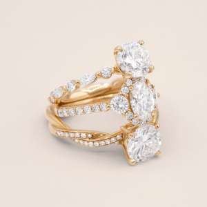 Gold band with three stacked diamonds