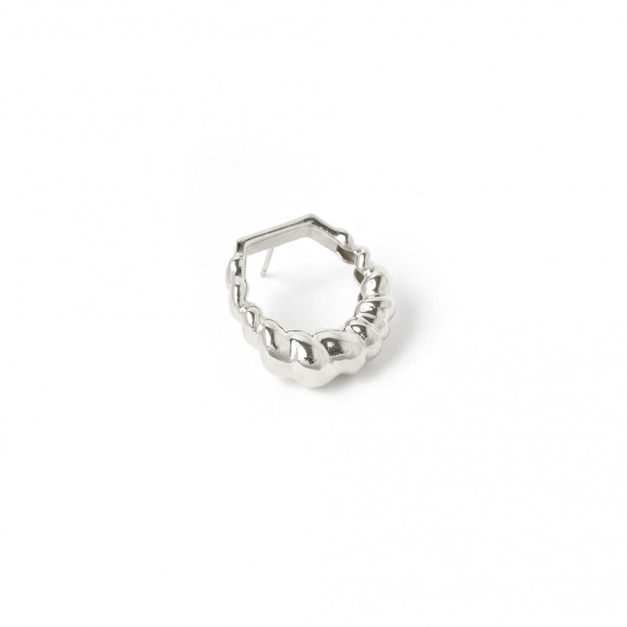 orecchini asimmetrici in argento 925 fatti a mano da piqué jewelry a riva del garda