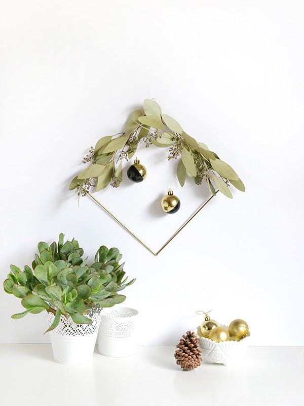 DIY minimal holiday wreath