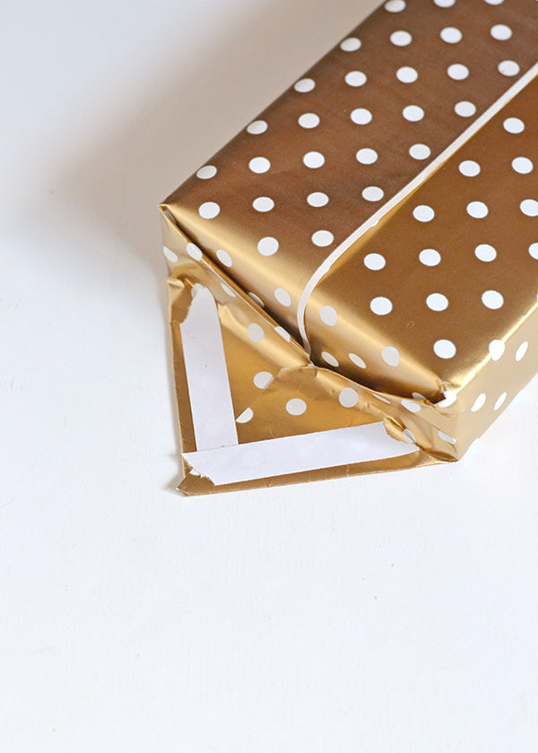 A trick to wrap gifts without tape showing