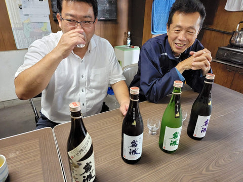 佐田杜氏の前での試飲風景