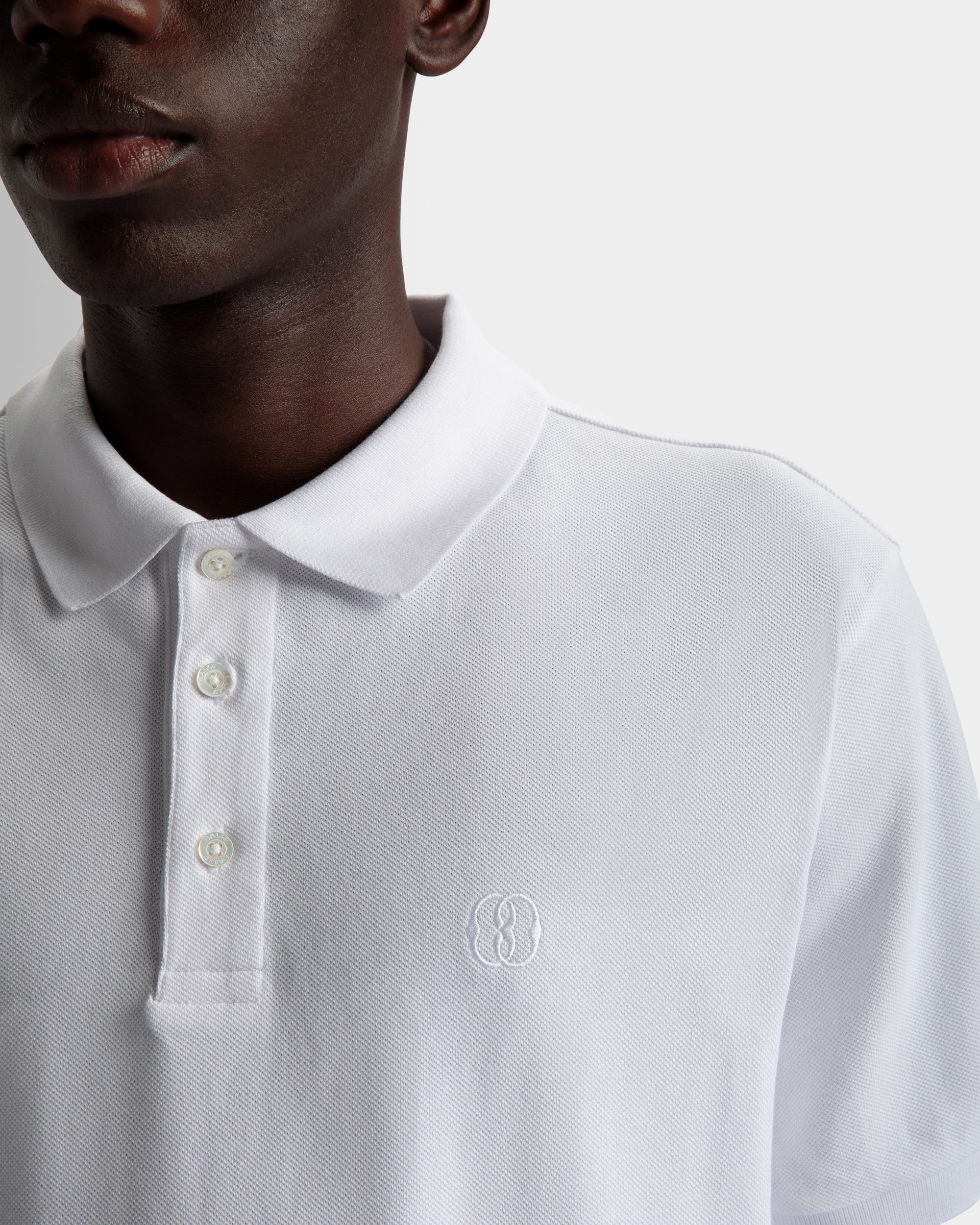 Kurzarm-Poloshirt | Poloshirt für Herren | Weiße Baumwolle | Bally | Model getragen Detail