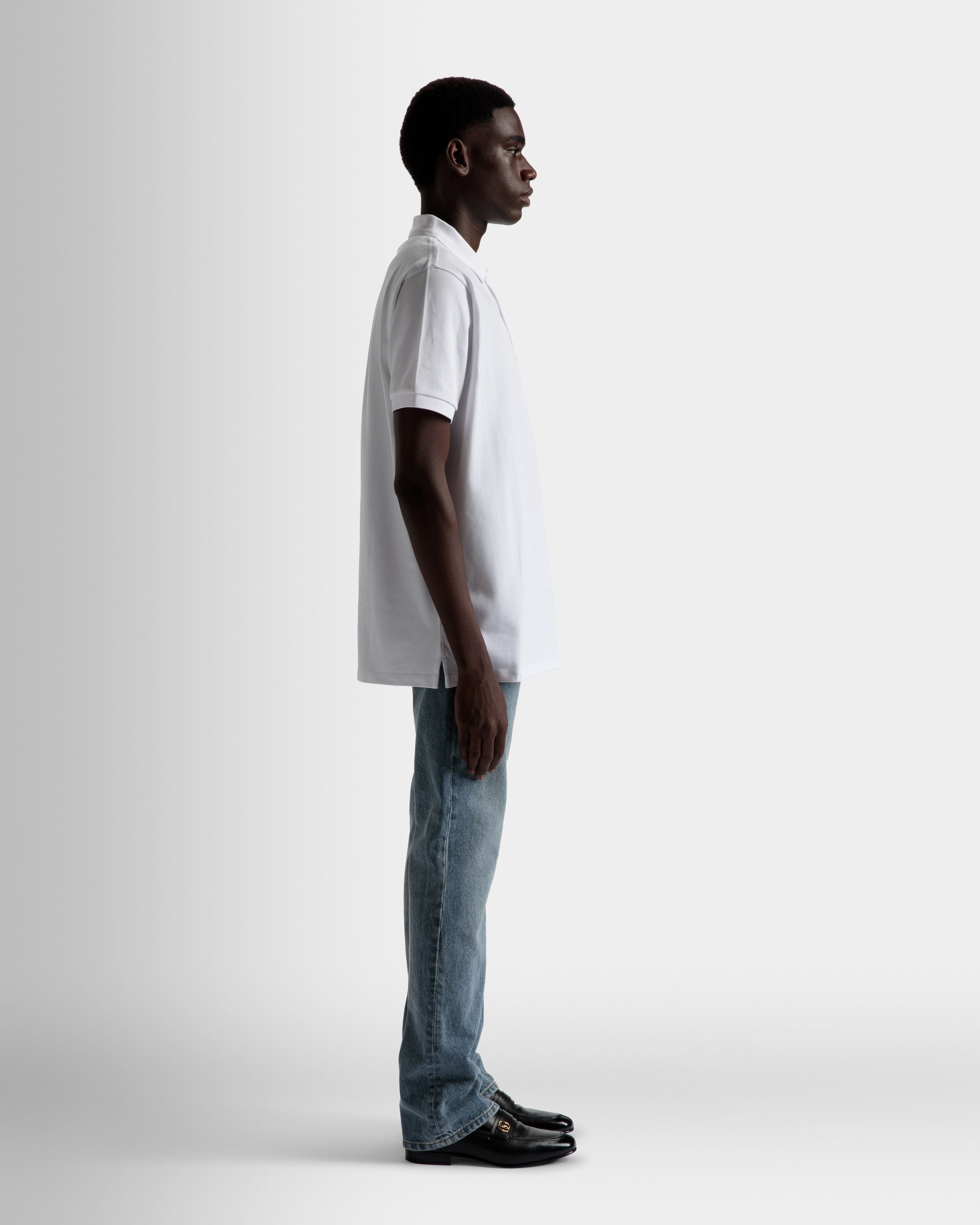 Kurzarm-Poloshirt | Poloshirt für Herren | Weiße Baumwolle | Bally | Model getragen 3/4 Vorderseite
