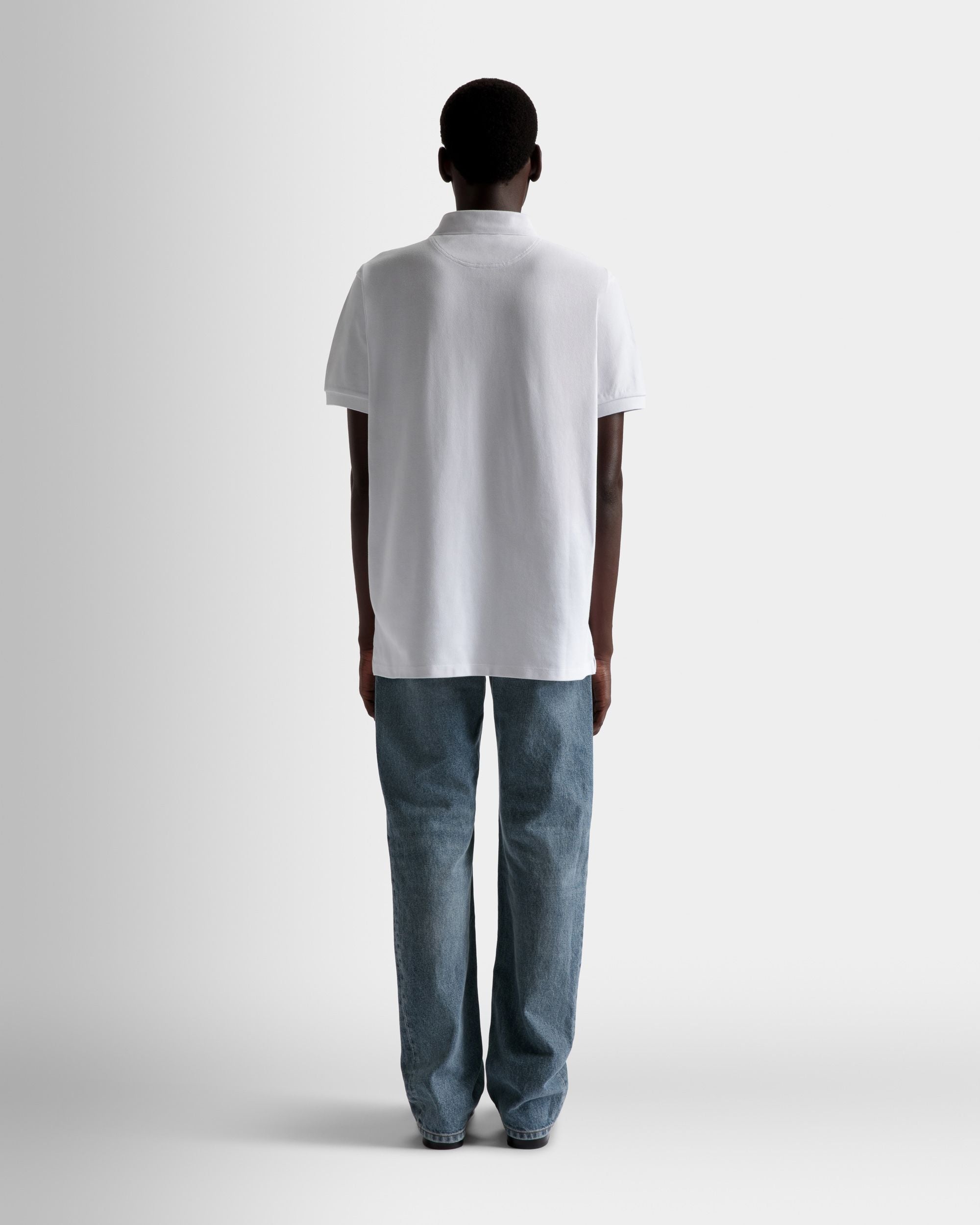 Kurzarm-Poloshirt | Poloshirt für Herren | Weiße Baumwolle | Bally | Model getragen Rückseite