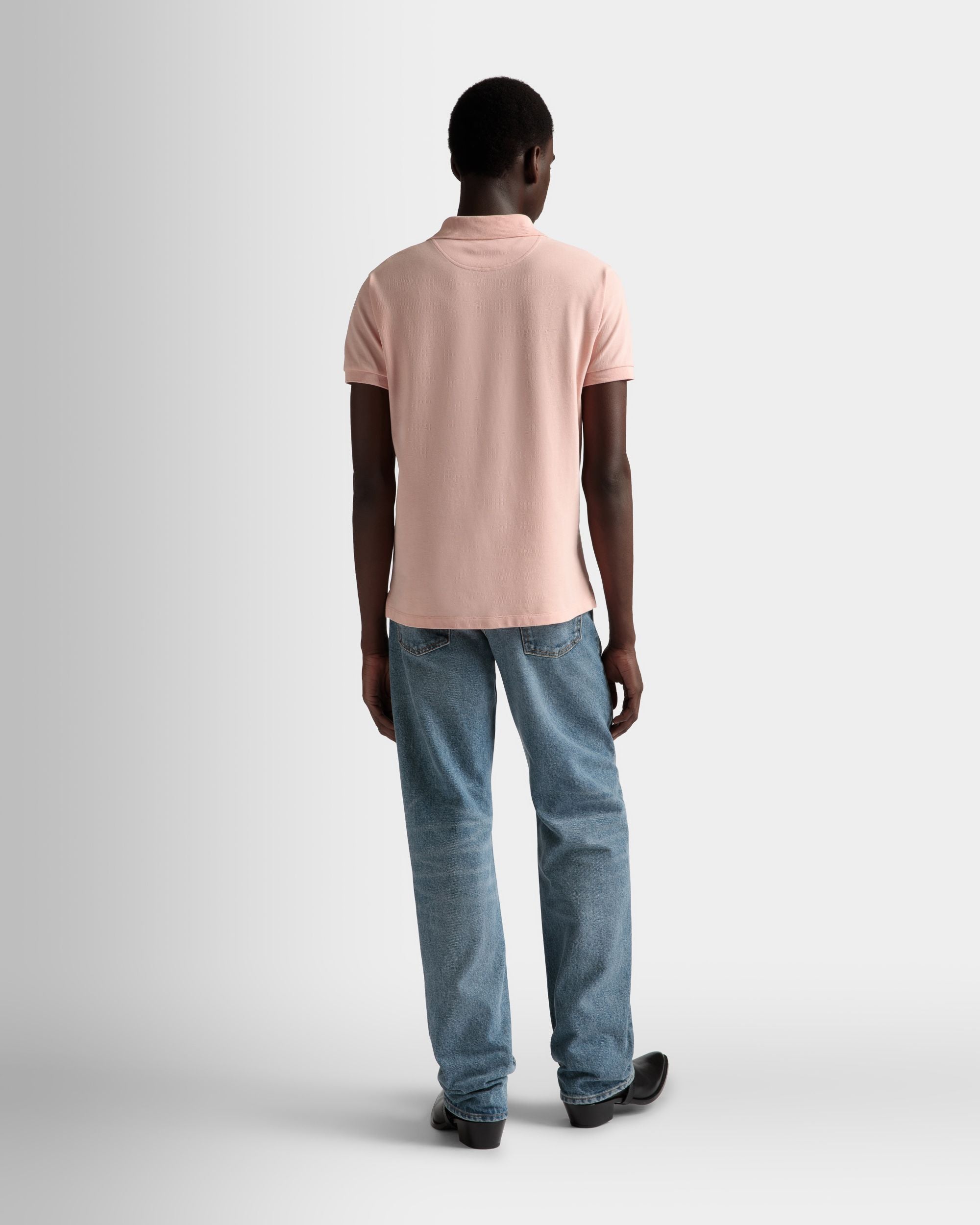 Kurzarm-Poloshirt | Poloshirt für Herren | Baumwolle in Dusty Petal | Bally | Model getragen Rückseite