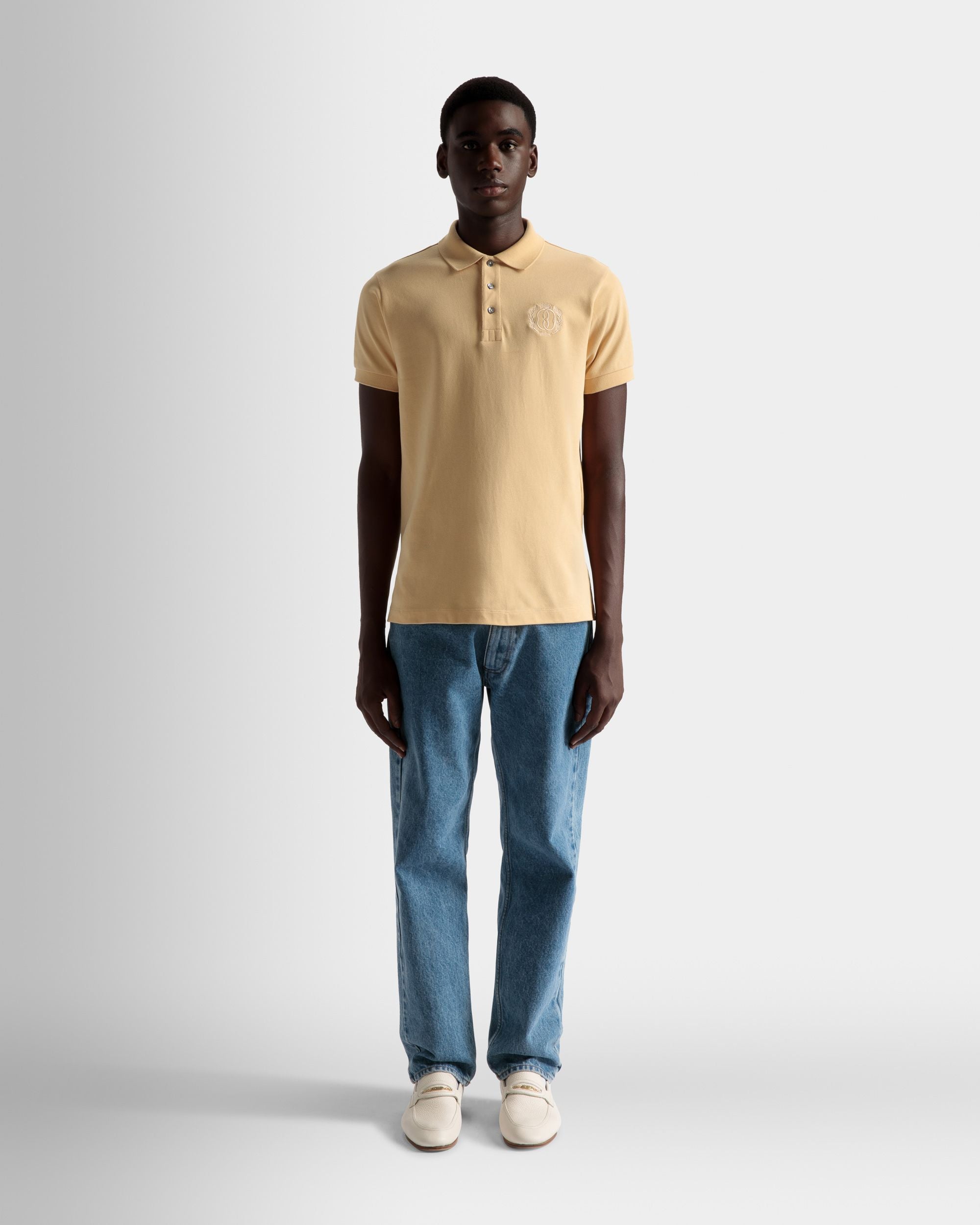 Emblem Poloshirt | Poloshirt für Herren | Cremefarbene Baumwolle | Bally | Model getragen Vorderseite