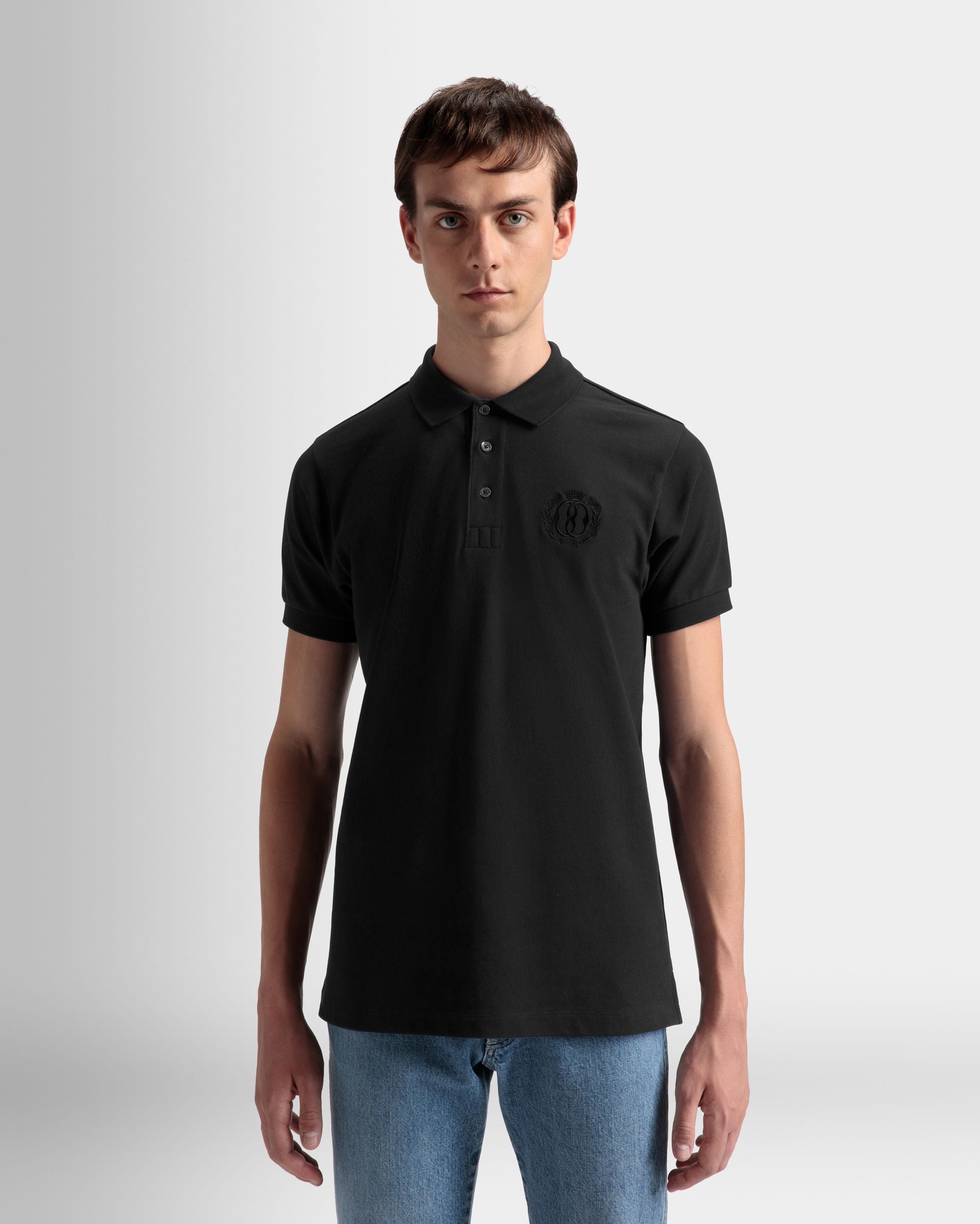 Emblem Poloshirt | Poloshirt für Herren | Schwarze Baumwolle | Bally | Model getragen Nahaufnahme