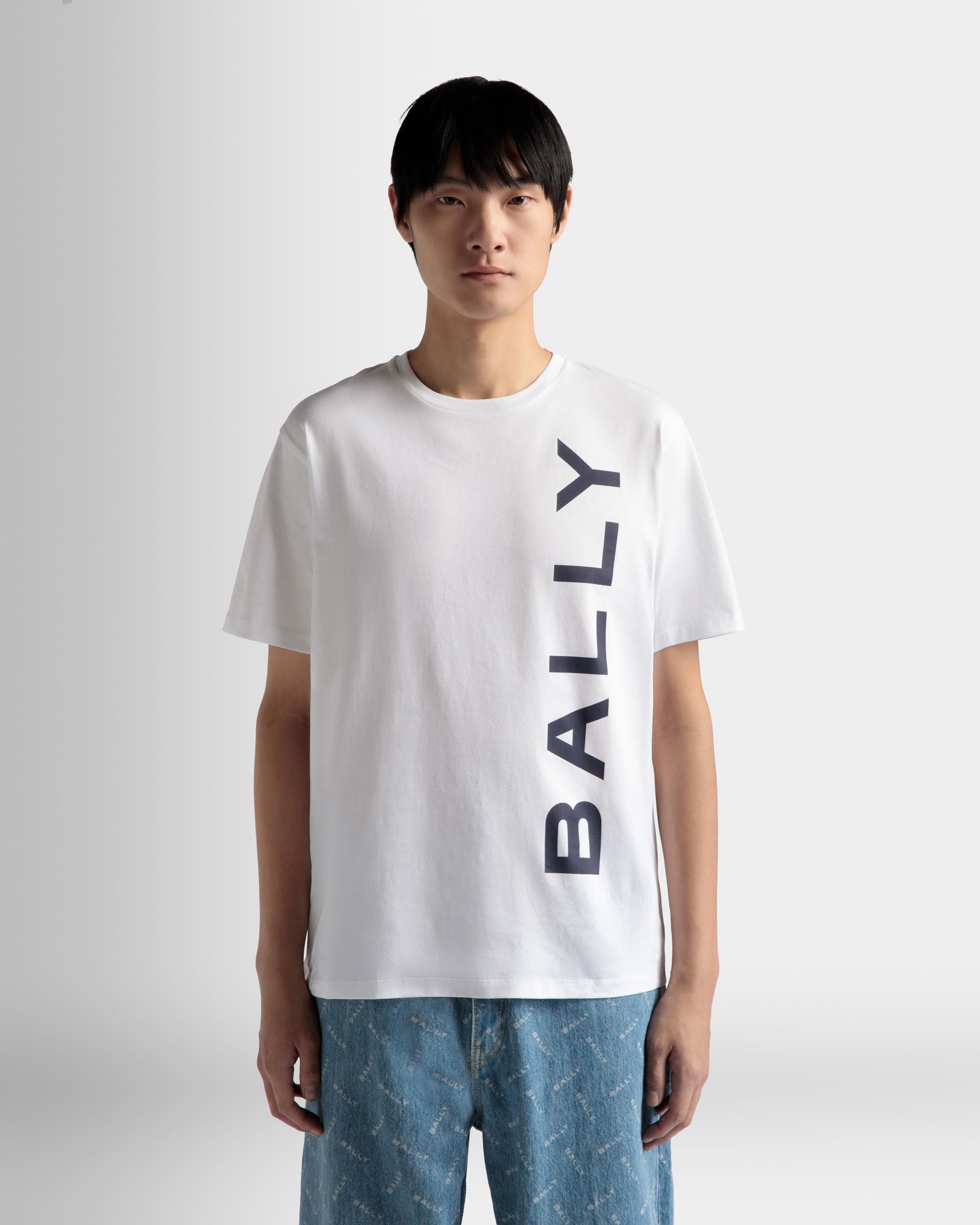 Herren-T-Shirt aus weißer Baumwolle | Bally | Model getragen Nahaufnahme