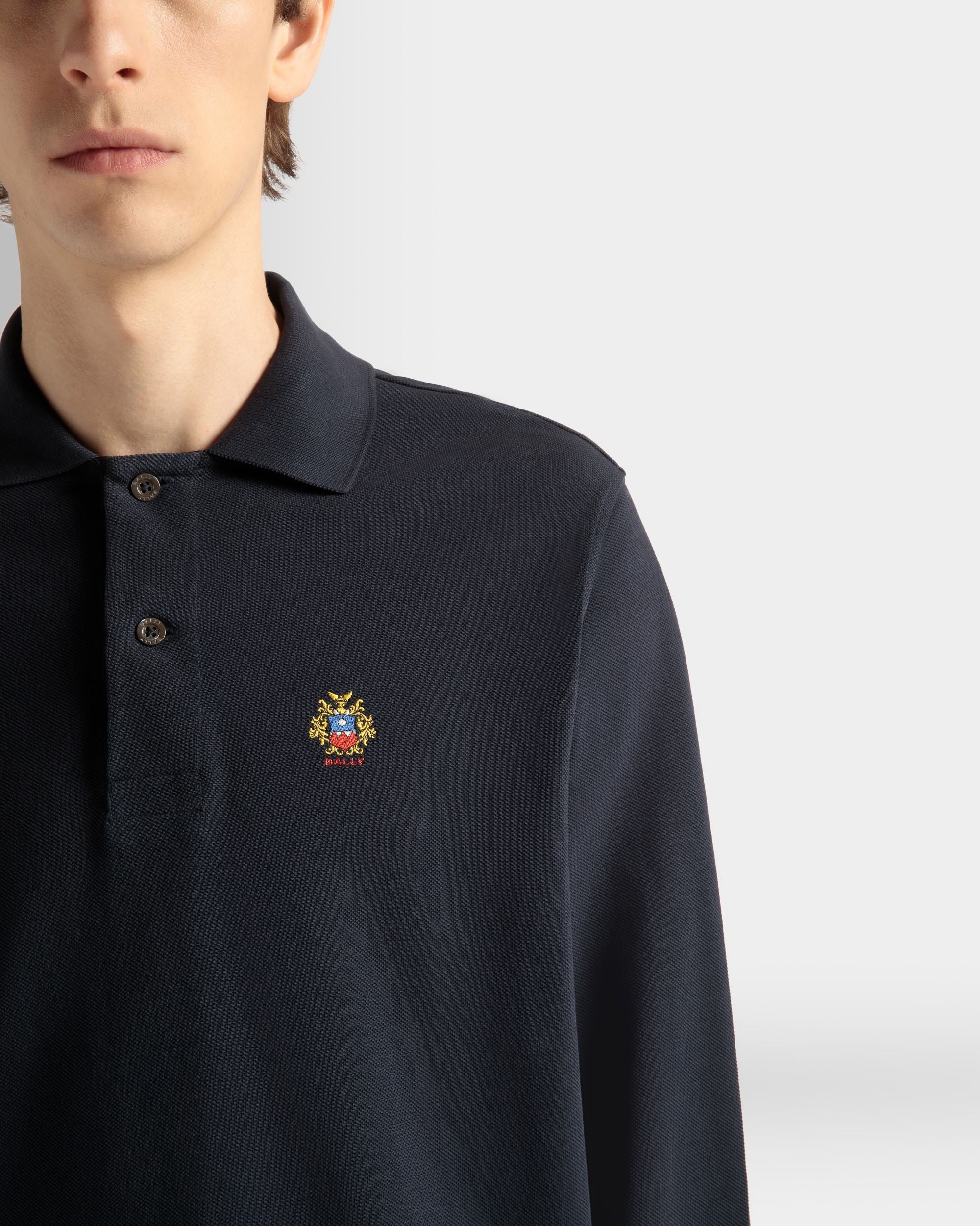 Langärmeliges Poloshirt für Herren aus Baumwolle in Navy Blue | Bally | Model getragen Detail