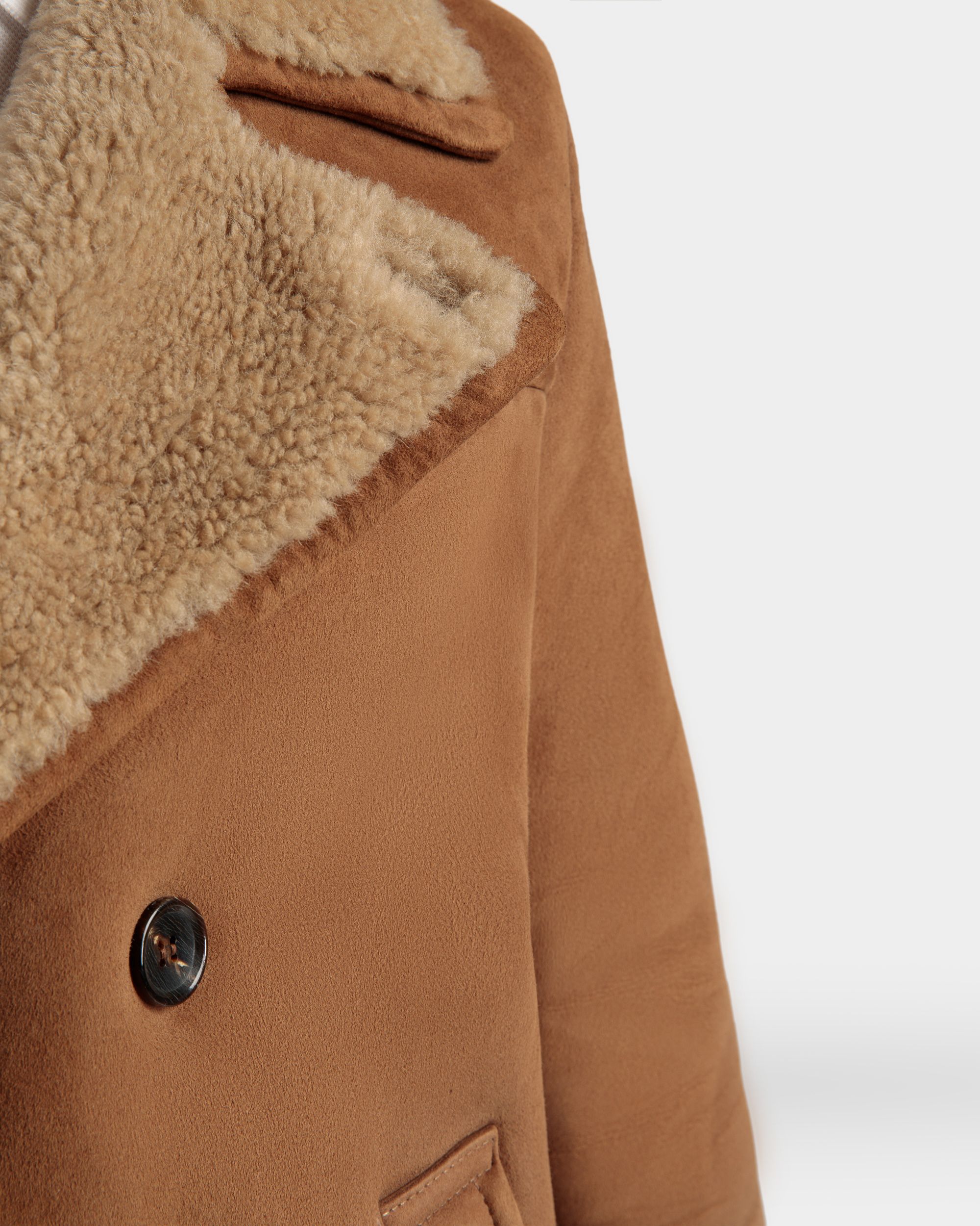 Zweireihiger Lammfellmantel | Jacken und Mäntel für Herren | Braunes Veloursleder | Bally | Model getragen Detail