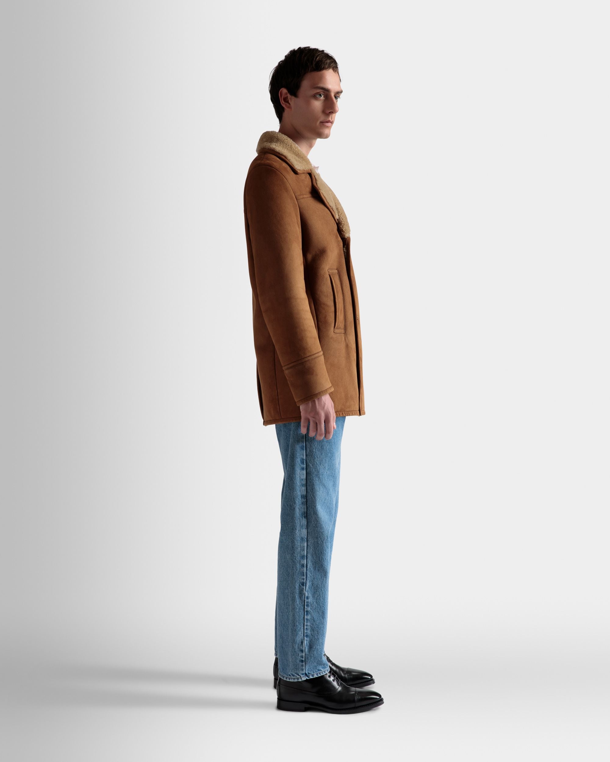 Zweireihiger Lammfellmantel | Jacken und Mäntel für Herren | Braunes Veloursleder | Bally | Model getragen 3/4 Vorderseite