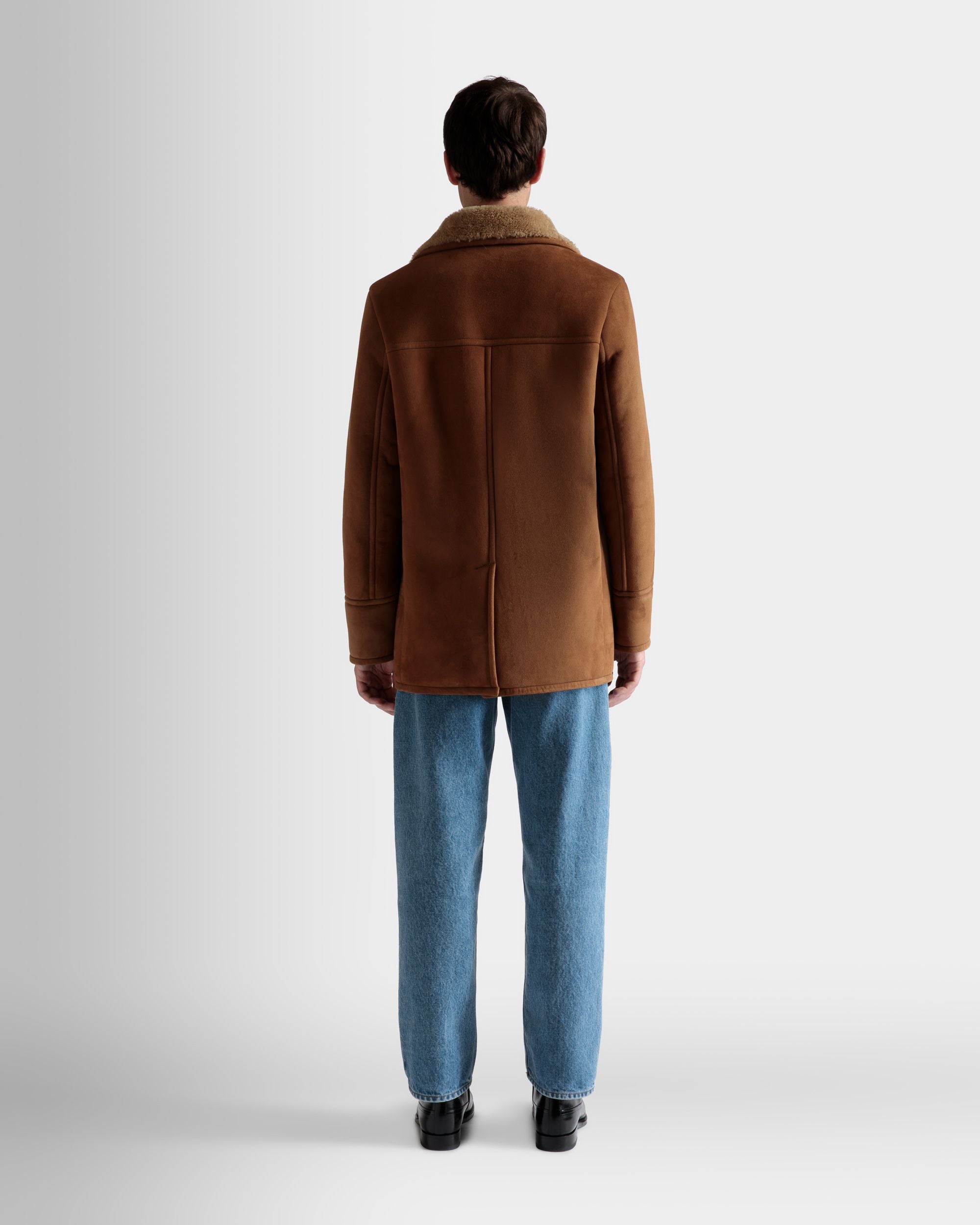 Zweireihiger Lammfellmantel | Jacken und Mäntel für Herren | Braunes Veloursleder | Bally | Model getragen Rückseite
