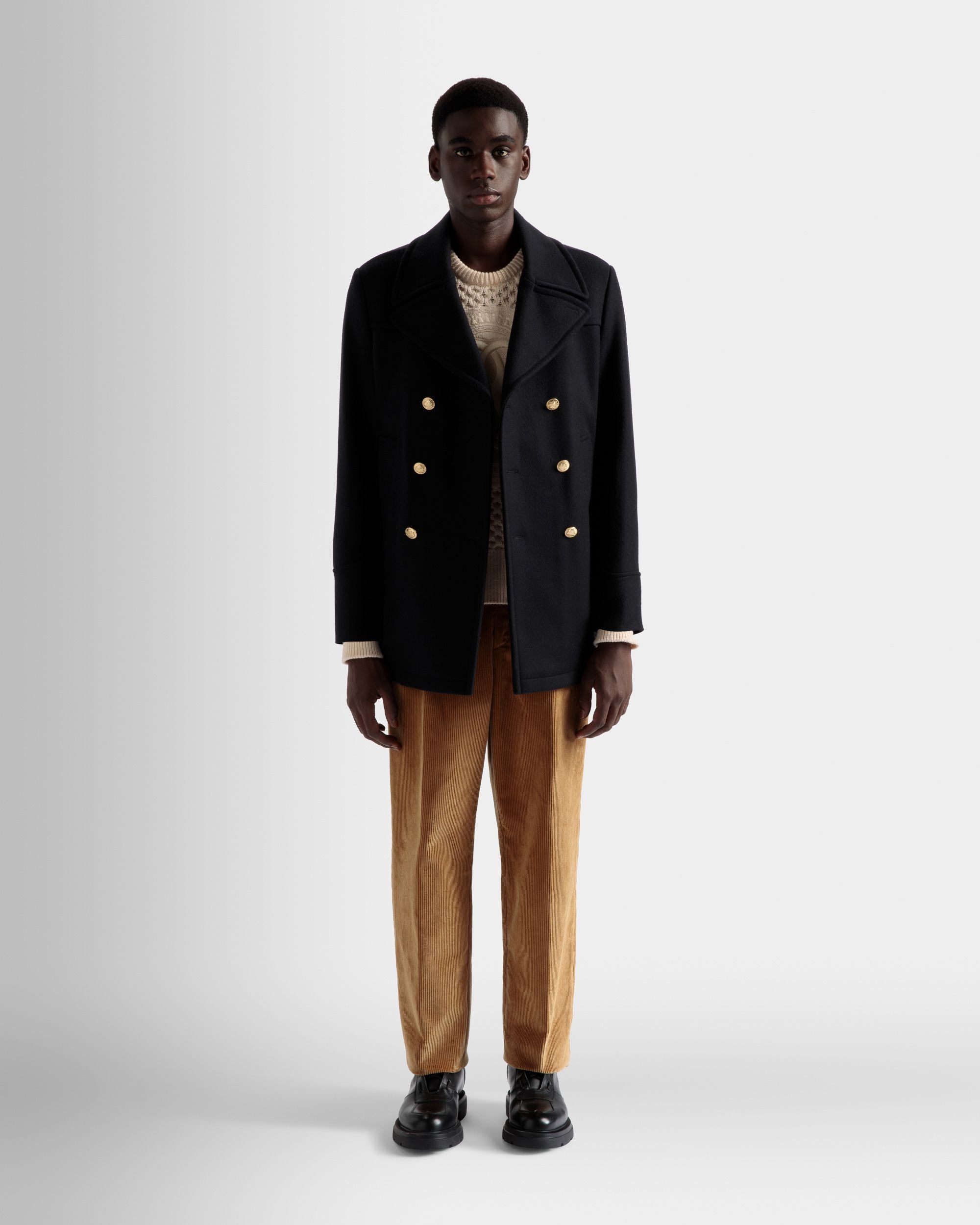 Zweireihiger Mantel | Jacken und Mäntel für Herren | Marineblaues Wollgemisch | Bally | Model getragen Vorderseite