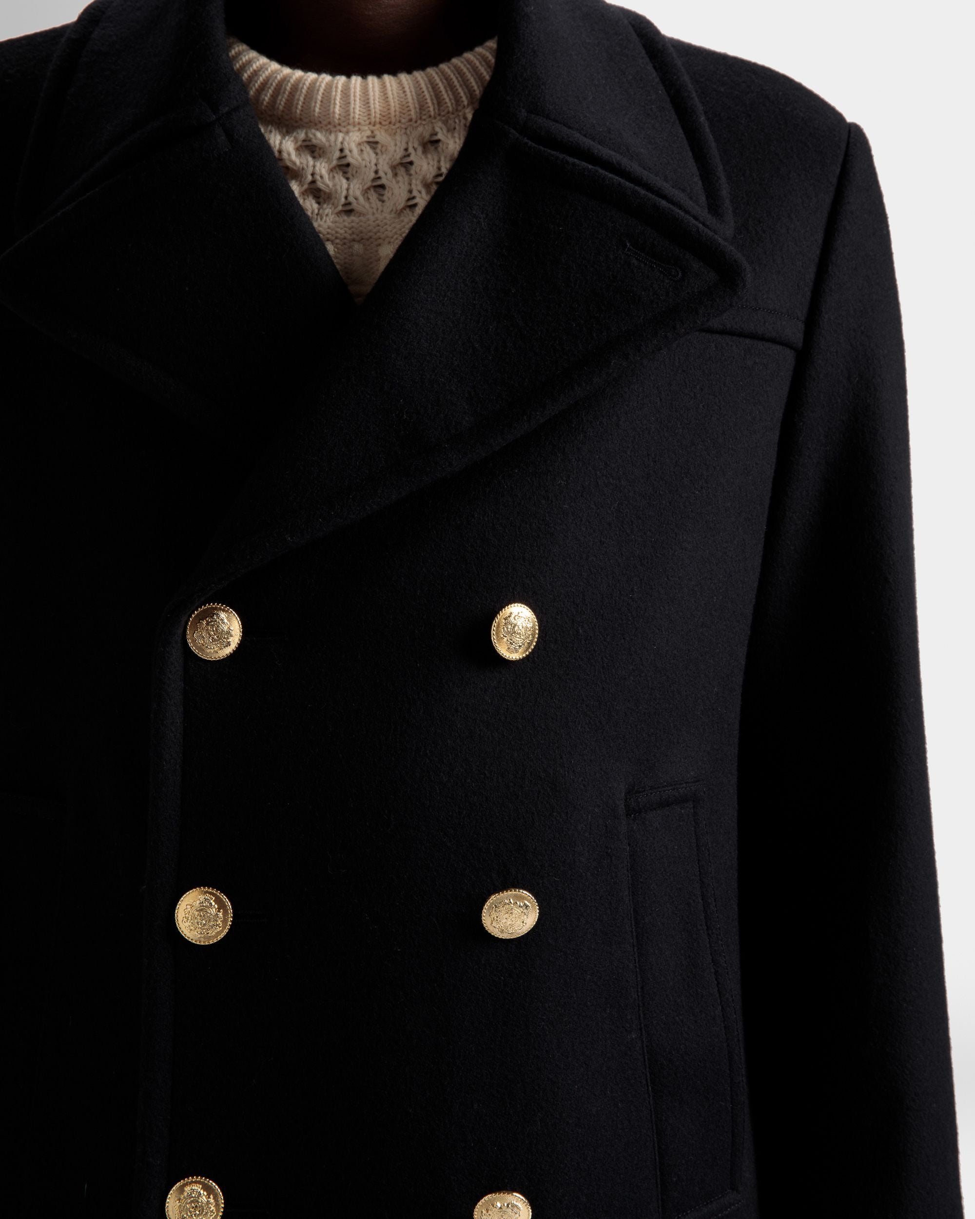 Zweireihiger Mantel | Jacken und Mäntel für Herren | Marineblaues Wollgemisch | Bally | Model getragen Detail