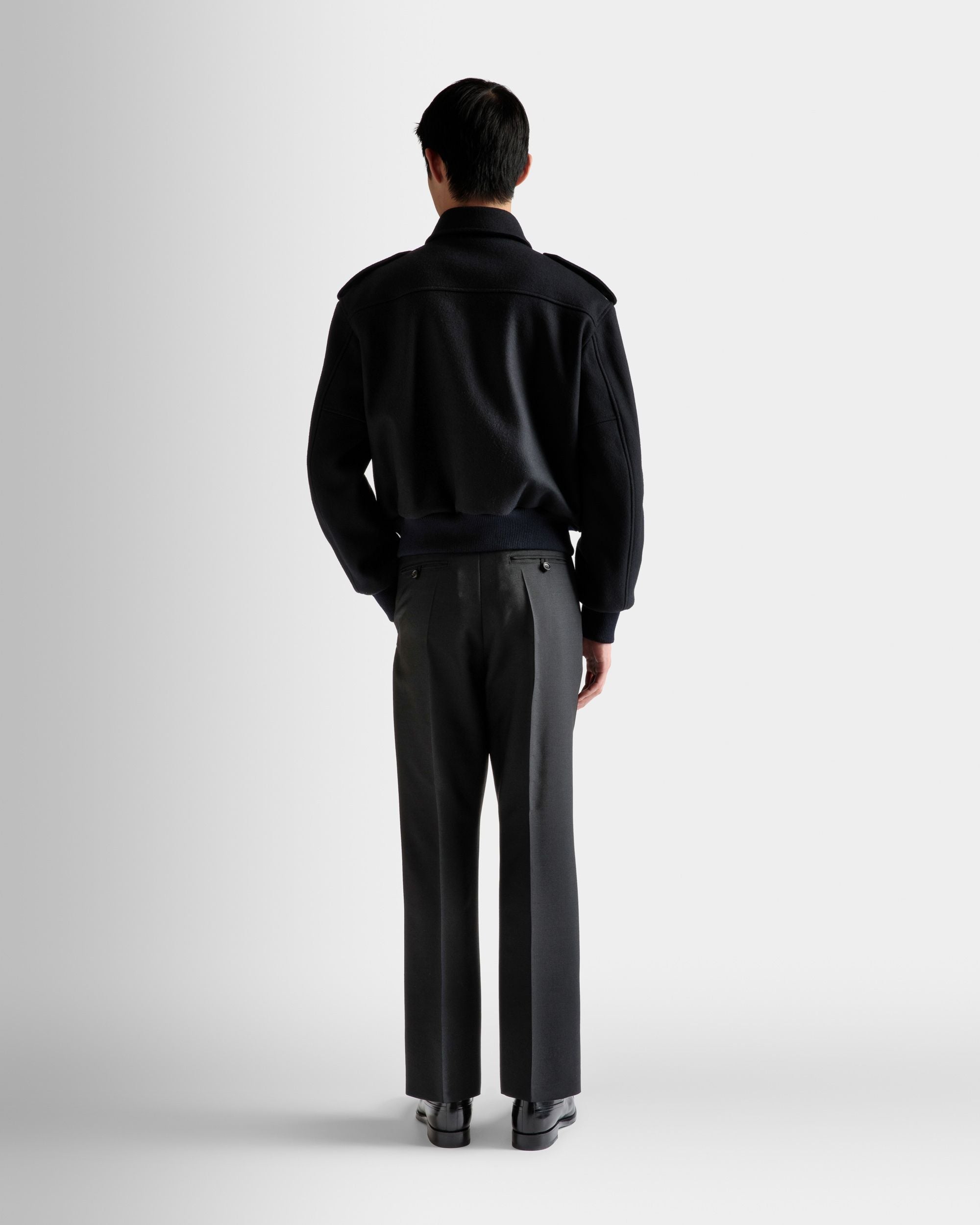 Bomberjacke | Jacken und Mäntel für Herren | Marineblaues Wollgemisch | Bally | Model getragen Rückseite