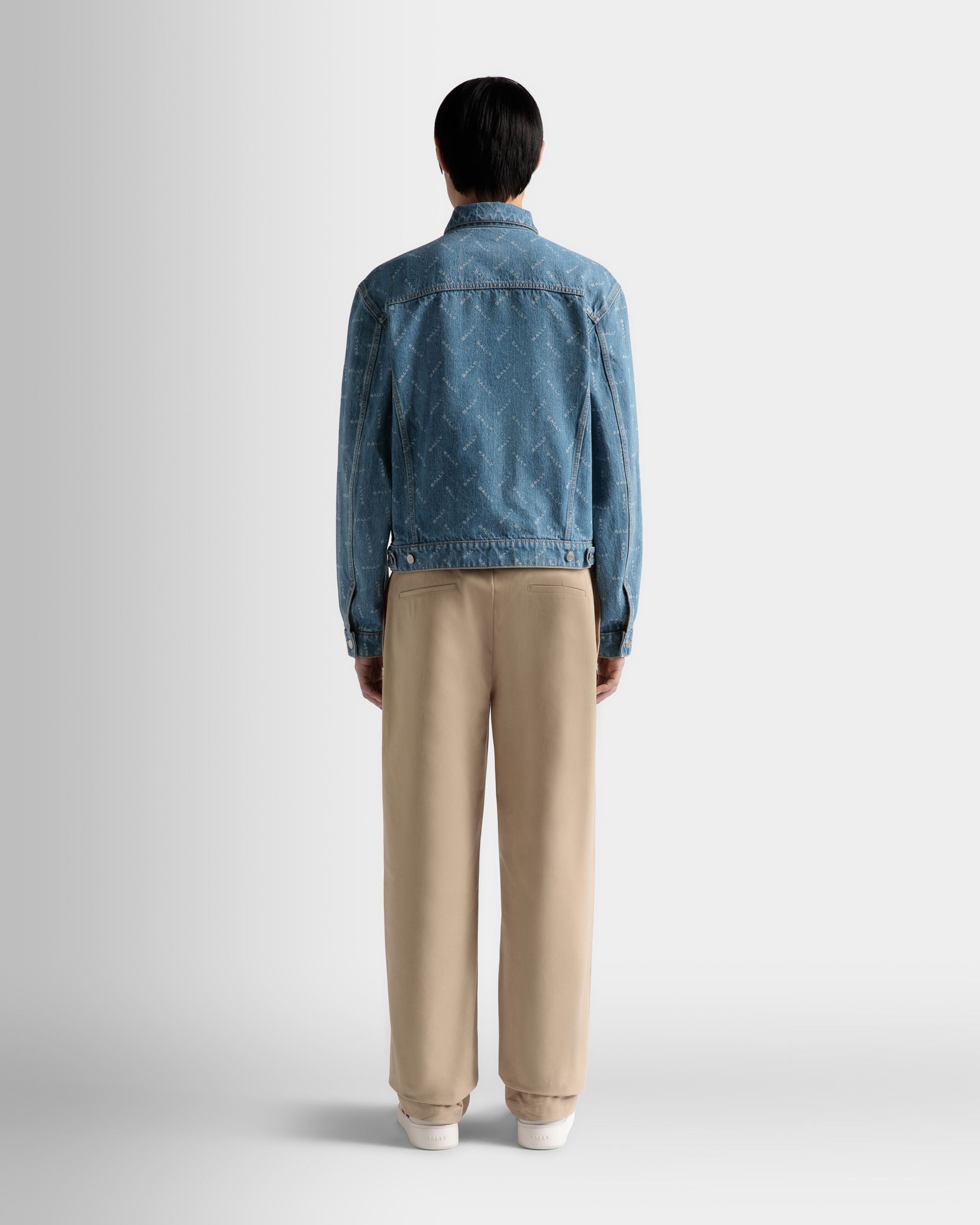 Herren-Jeansjacke aus hellblauer Baumwolle | Bally | Model getragen Rückseite