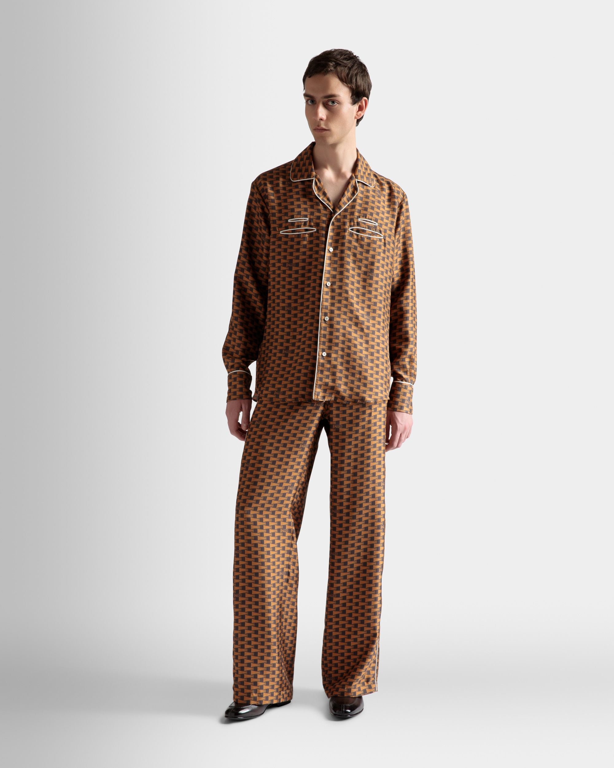 Hemd mit Pennant-Print | Herrenhemd | Braune Seide | Bally | Model getragen Vorderseite