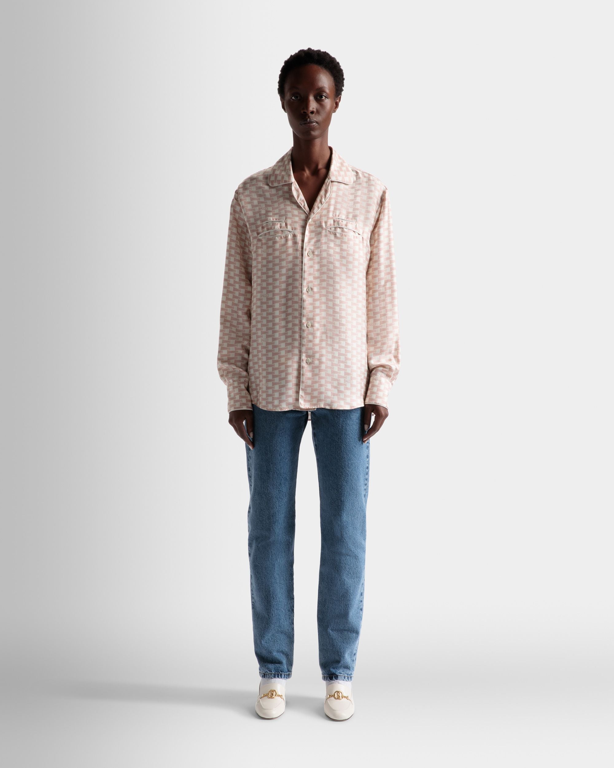 Hemd mit Pennant-Print | Herrenhemd | Seide in Dusty Petal | Bally | Model getragen Vorderseite