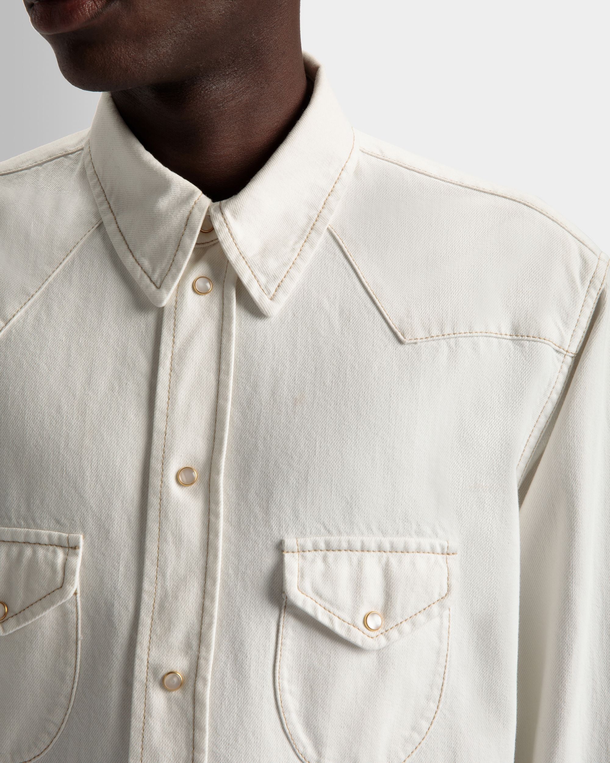 Hemd aus gebleichtem Denim | Herrenhemd | Baumwolle in Elfenbein | Bally | Model getragen Detail