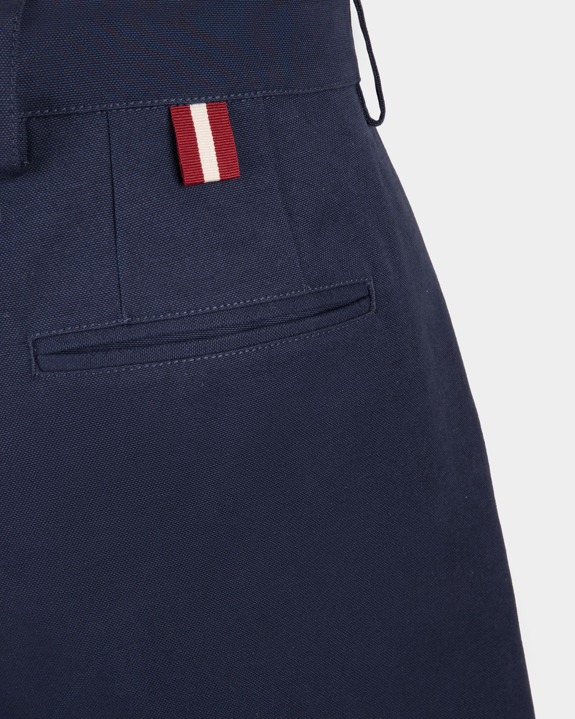 Shorts für Herren aus marineblauer Baumwolle | Bally | Model getragen Detail