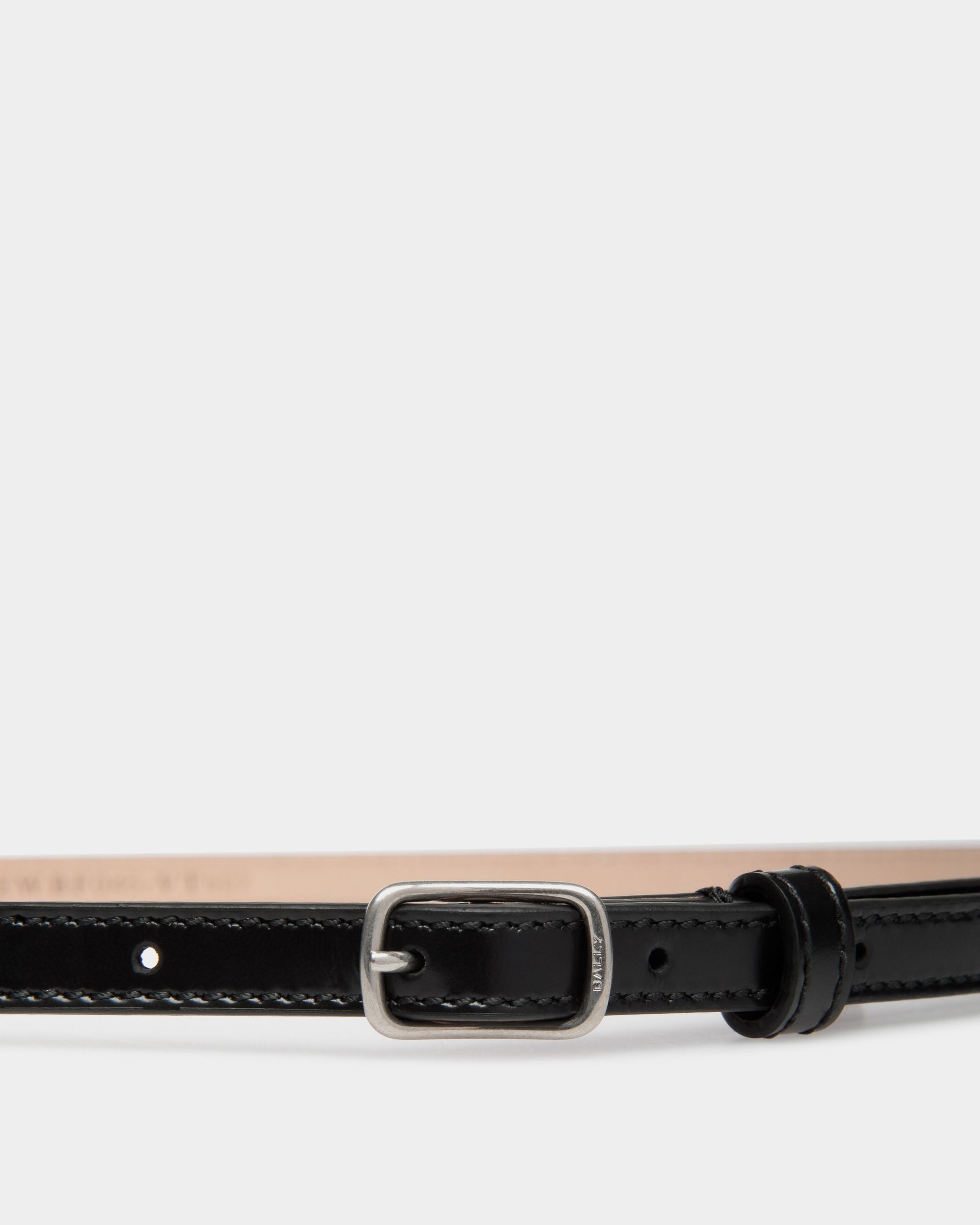 Sac 10 mm | Damengürtel aus gebürstetem Leder in Schwarz | Bally | Model getragen Vorderseite