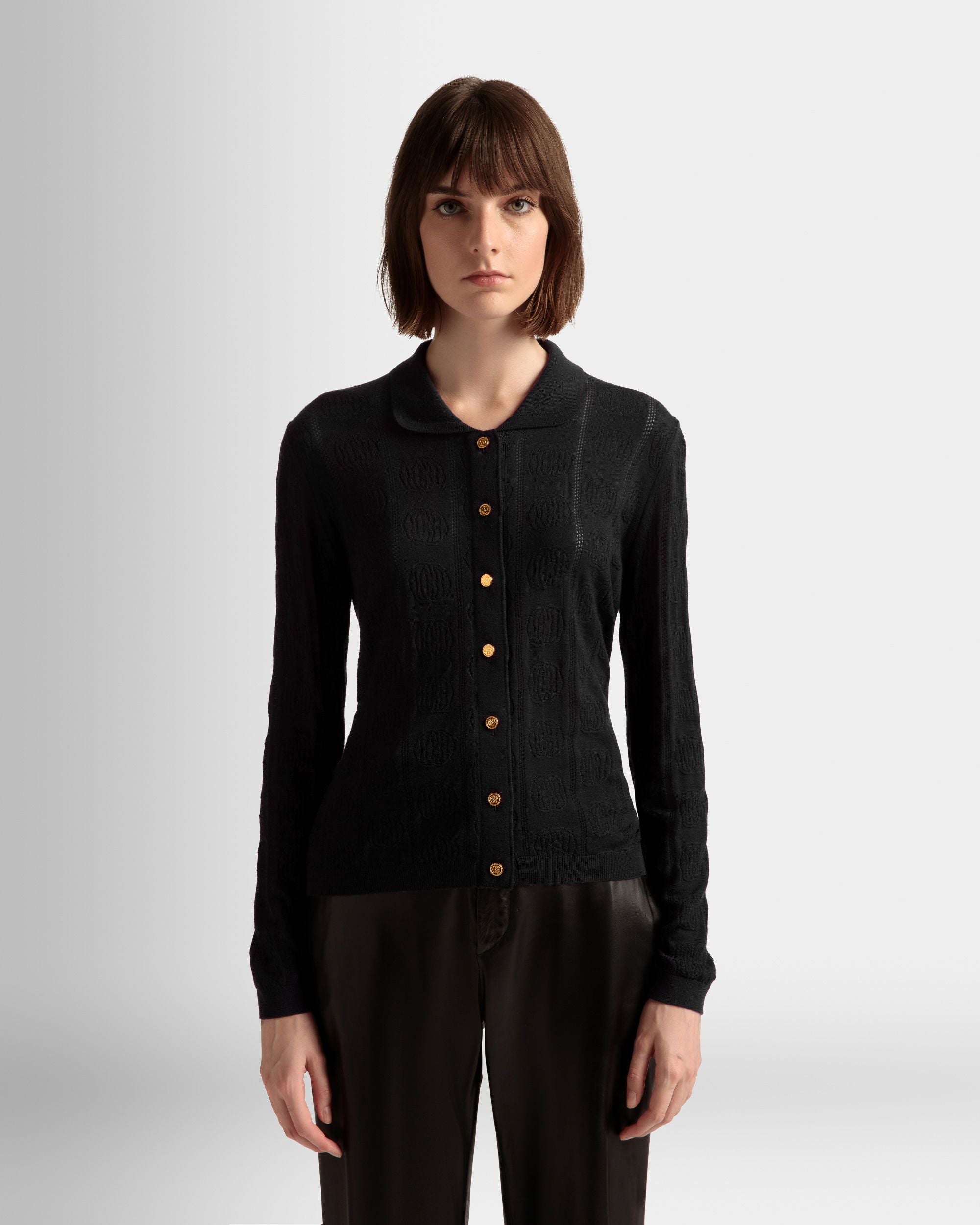 Langarm-Poloshirt mit Strickdetail | Poloshirt für Damen | Schwarze Wolle | Bally | Model getragen Nahaufnahme