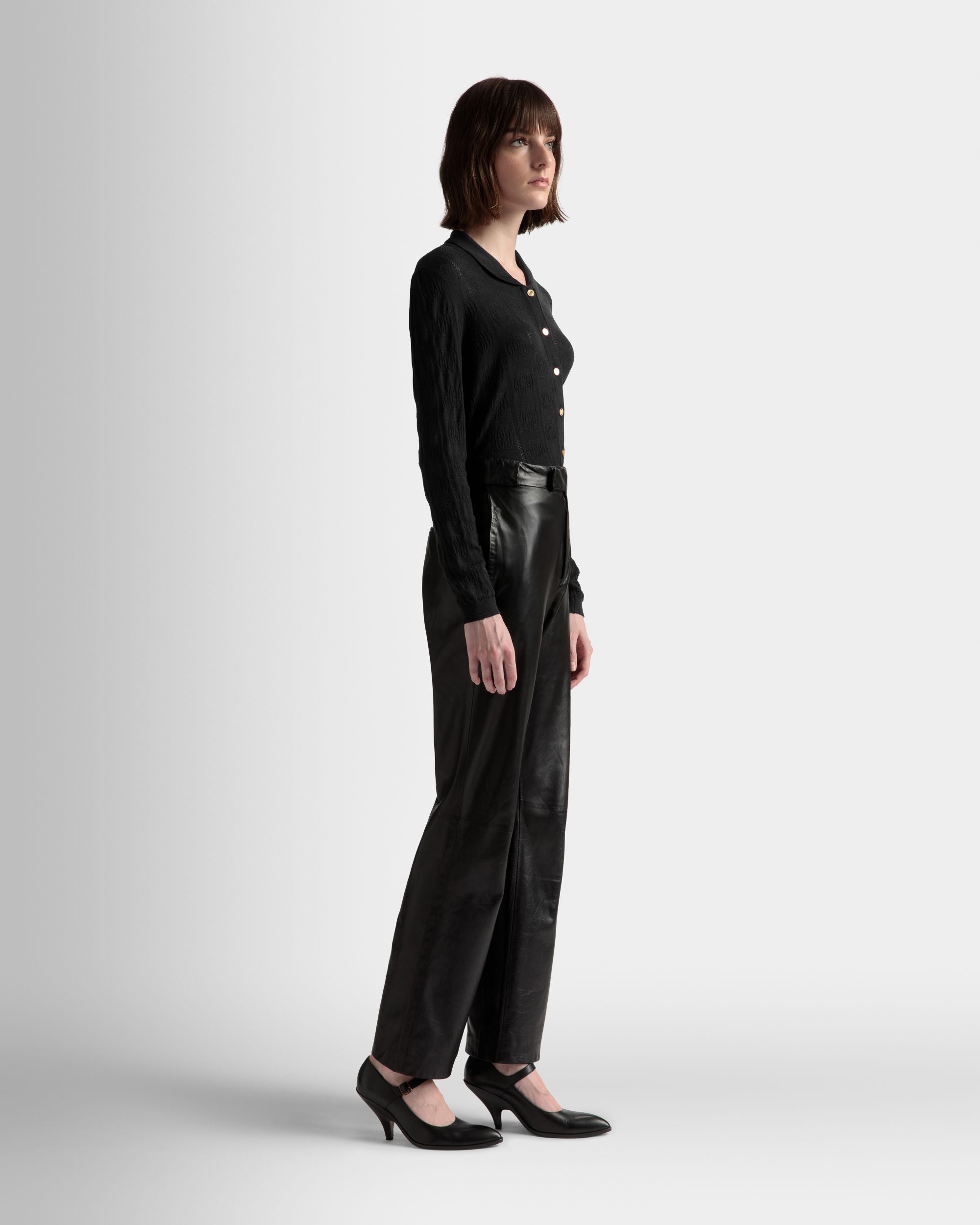 Langarm-Poloshirt mit Strickdetail | Poloshirt für Damen | Schwarze Wolle | Bally | Model getragen 3/4 Vorderseite