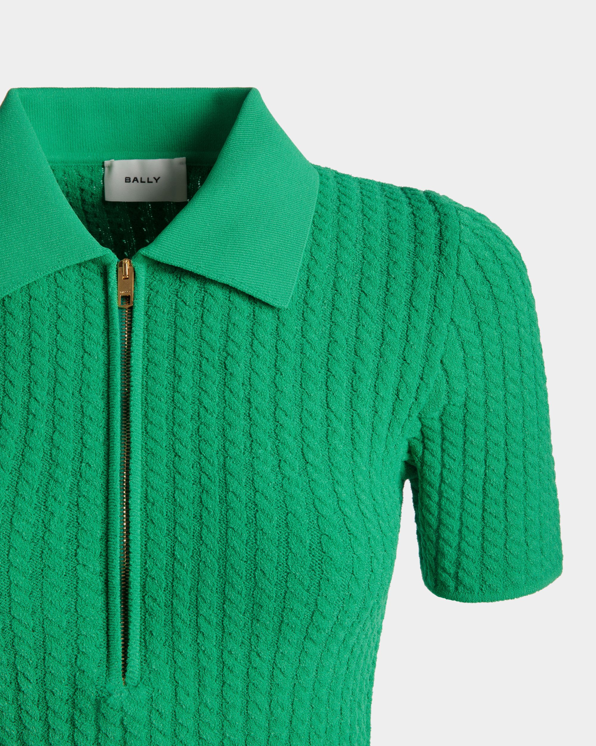 Poloshirt mit halbem Reißverschluss für Damen aus Strickgewebe in Grün | Bally | Model getragen Detail