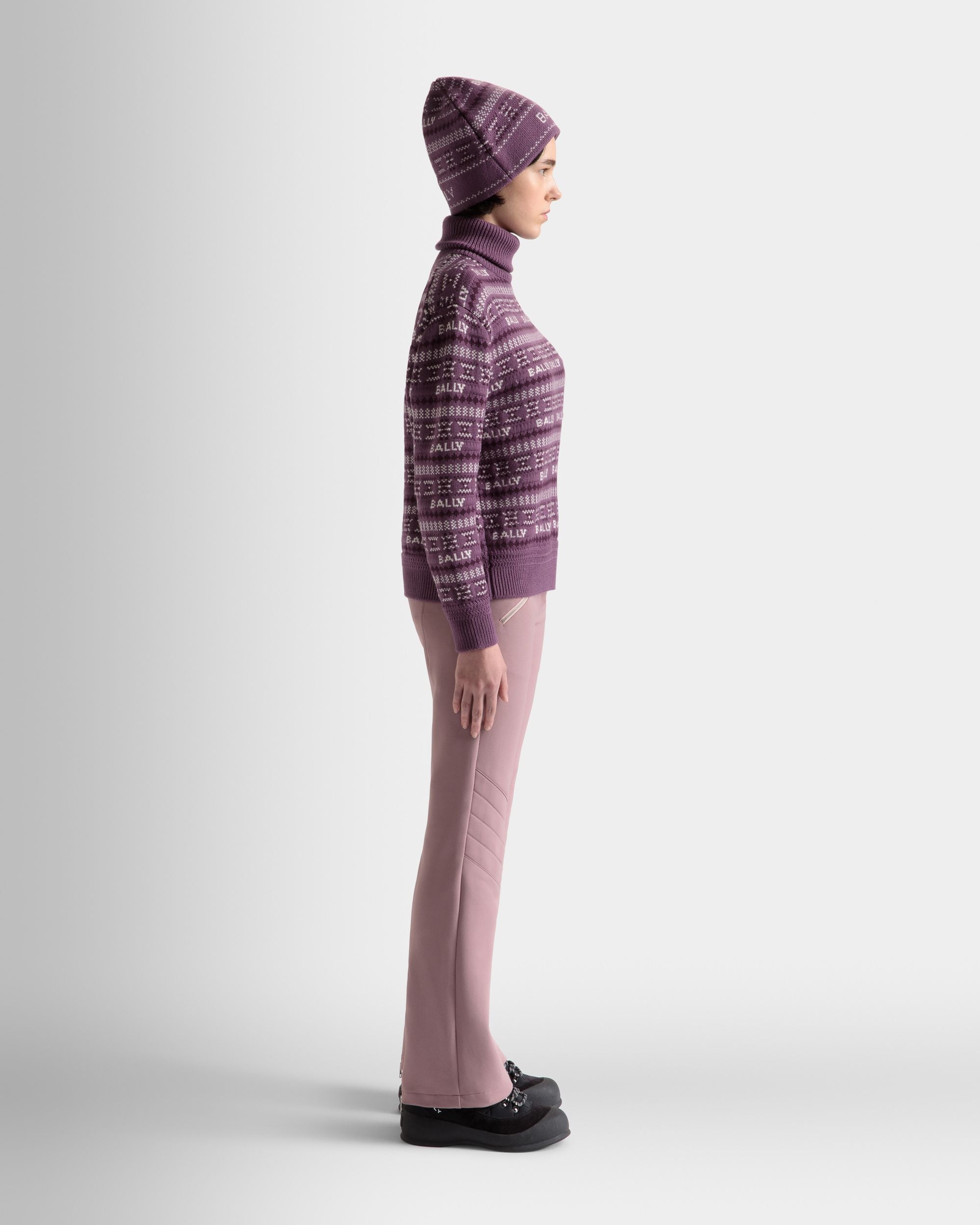 Damen-Rollkragenpullover aus lila Wolle | Bally | Model getragen 3/4 Vorderseite