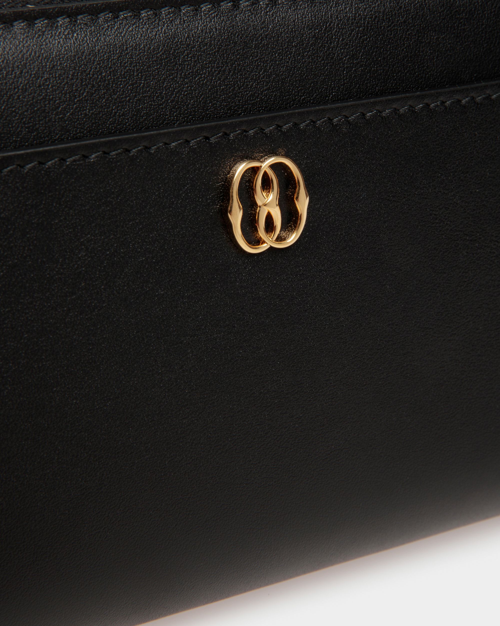 Emblem | Lange Damen-Geldbörse aus schwarzem Leder | Bally | Still Life Detail