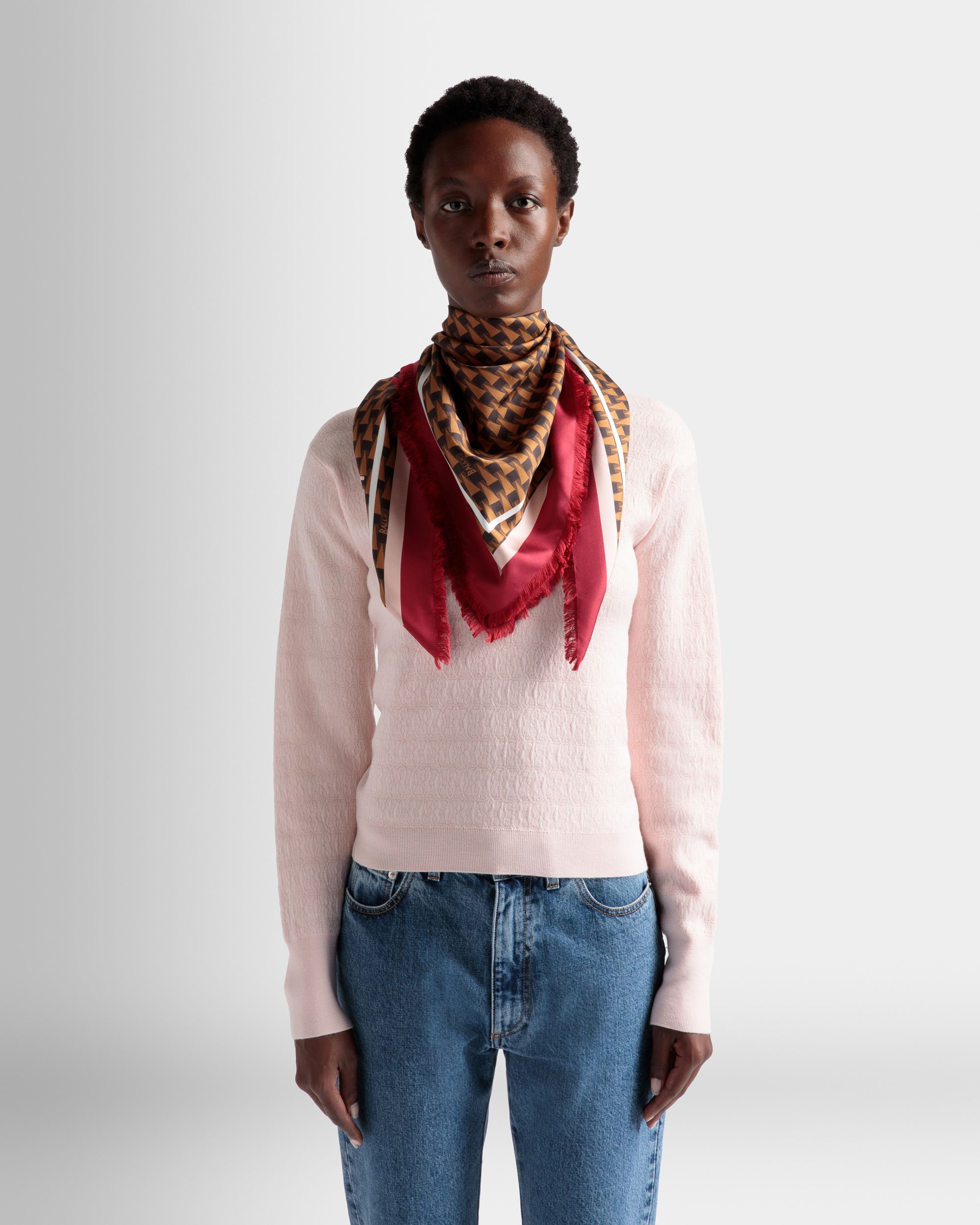 Halstuch mit Pennant-Print | Schal für Damen | Seide in Desert | Bally | Model getragen Vorderseite