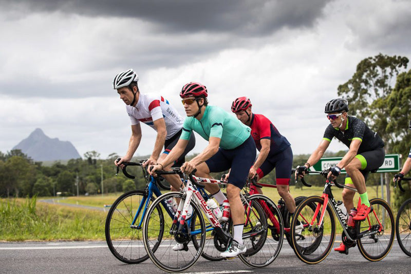 paseo en bicicleta para hombres en la carretera - oolactive